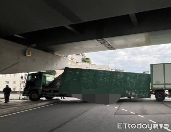 ▲聯結車煞車失靈撞轎車及橋墩，1人受傷。（圖／記者唐詠絮翻攝）