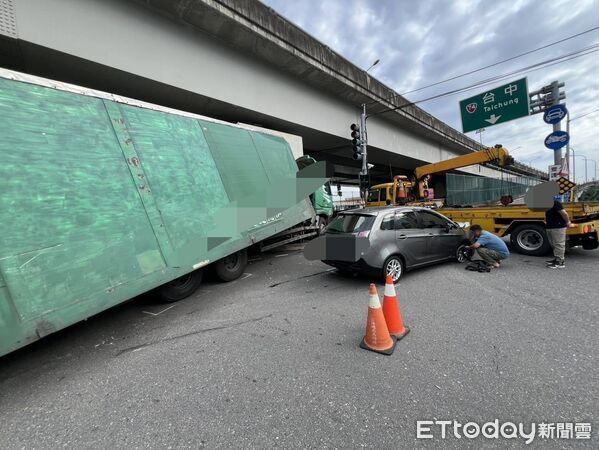 ▲聯結車煞車失靈撞轎車及橋墩，1人受傷。（圖／記者唐詠絮翻攝）