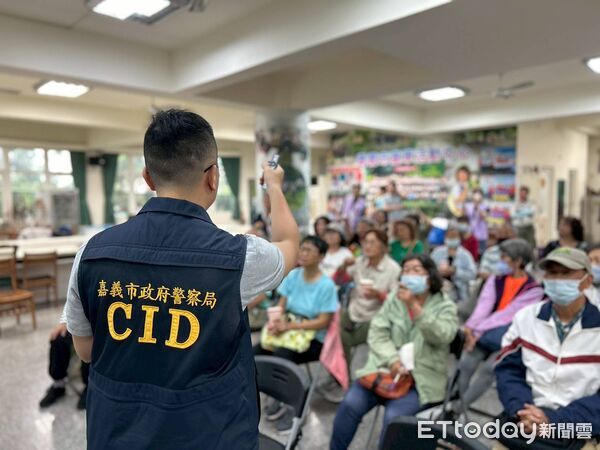 ▲▼  跨越高度看見幸福！嘉義市警局攜手玉山銀行、童軍會 邀長輩體驗「樹攀」活動提升識詐免疫力   。（圖／嘉義市政府提供）