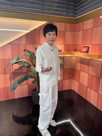 ▲▼洪榮宏去年驚傳入院嚇壞粉絲，所幸經過治療恢復良好。（圖／年代提供）