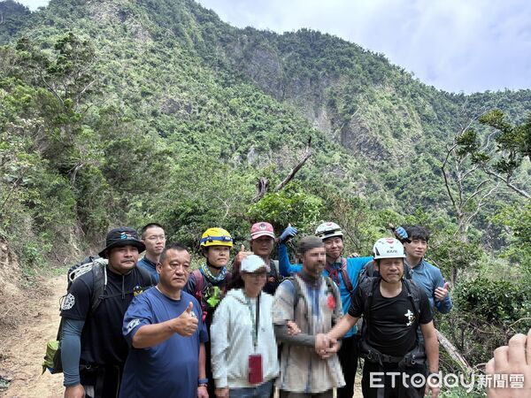 ▲▼    東河鄉山域搜救任務圓滿完成，科技救災與跨單位協作成功營救受困外籍人士         。（圖／記者楊晨東翻攝）