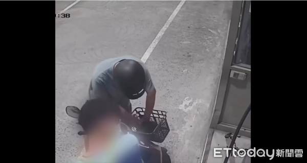 ▲簡姓男子涉嫌虐狗，東港警方查獲送辦。（圖／翻拍鄭姓網友臉書）