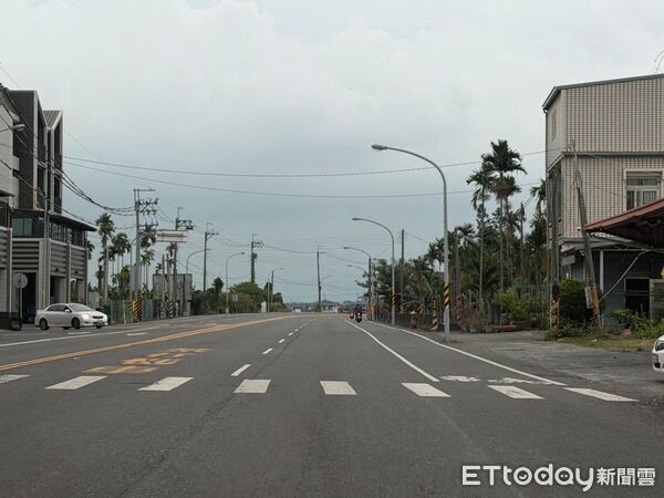 ▲方姓男子自小客車玻璃遭對向鐵塊砸破。（圖／記者陳崑福翻攝）
