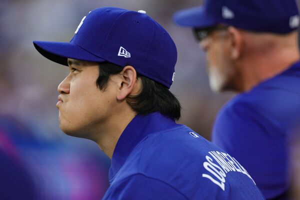 ▲大谷翔平14日迎來本季首次完全休養，賽後仍在場邊迎接隊友。            。（圖／達志影像／美聯社）