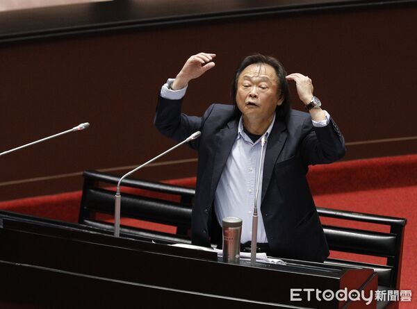 ▲▼立法委員王世堅質詢行政院長卓榮泰，質詢前特別準備一個壓力鍋送給行政院長。（圖／記者湯興漢攝）