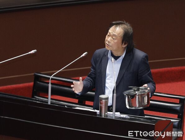 ▲▼立法委員王世堅質詢行政院長卓榮泰，質詢前特別準備一個壓力鍋送給行政院長。（圖／記者湯興漢攝）