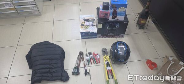 ▲里港警方查獲蔡男涉嫌行竊娃娃機店。（圖／記者陳崑福翻攝）