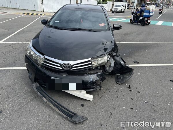 ▲▼台中汽機車在路口發生碰撞，騎士撞飛，機車衝破超商玻璃。（圖／民眾提供，下同）