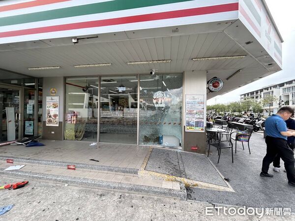 ▲▼台中汽機車在路口發生碰撞，騎士撞飛，機車衝破超商玻璃。（圖／民眾提供，下同）