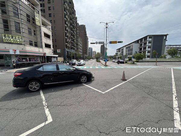 ▲▼台中汽機車在路口發生碰撞，騎士撞飛，機車衝破超商玻璃。（圖／民眾提供，下同）