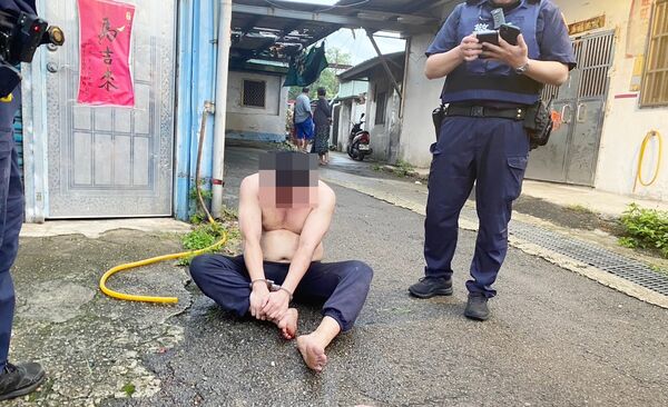 ▲楊梅警方今天清晨越區平鎮區陸光路圍捕林姓竊嫌，但遭拒捕反抗還持雜物攻擊，員警對空鳴槍無效後再朝地面射擊，子彈彈起擊中林嫌右腳掌制服到案。（圖／楊梅警分局提供）