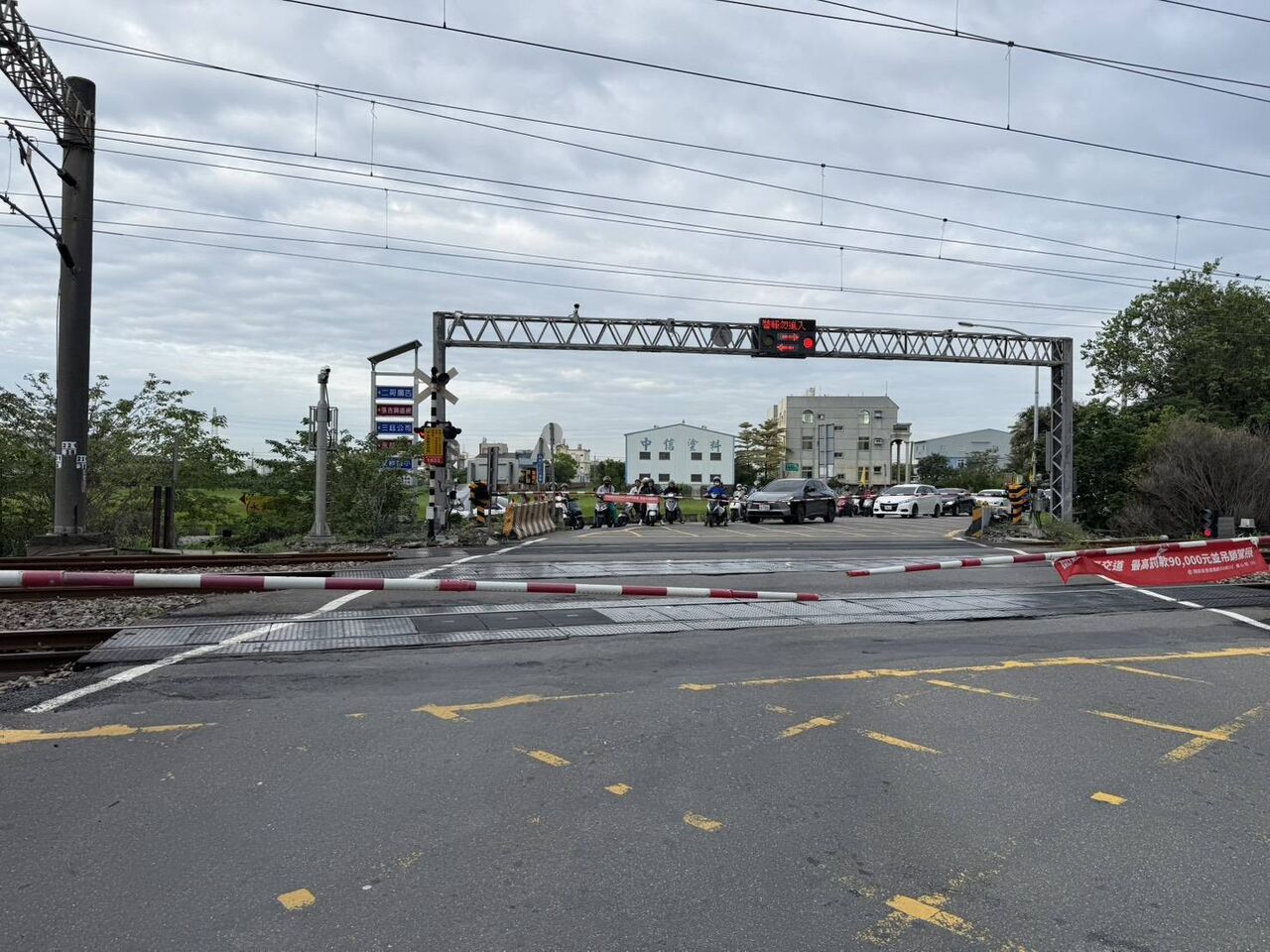 「瑞典坦克」自撞卡鐵軌原因曝 列車被迫倒退嚕...通勤族哀號