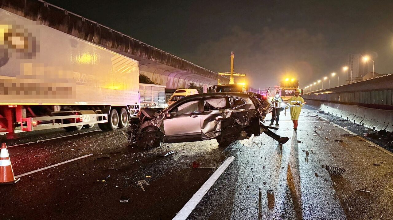 國1中壢段5車連環撞!車禍停內側又被撞...頭尾全爛 4受傷送醫