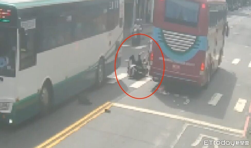 驚悚影片曝!新北女騎士停等左轉…慘遭2公車「夾擊」險沒命
