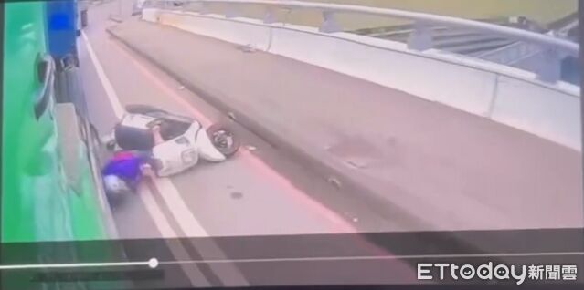 女騎士遭砂石車撞輾!肇事者4分鐘才移車 理由竟是「我怕血」