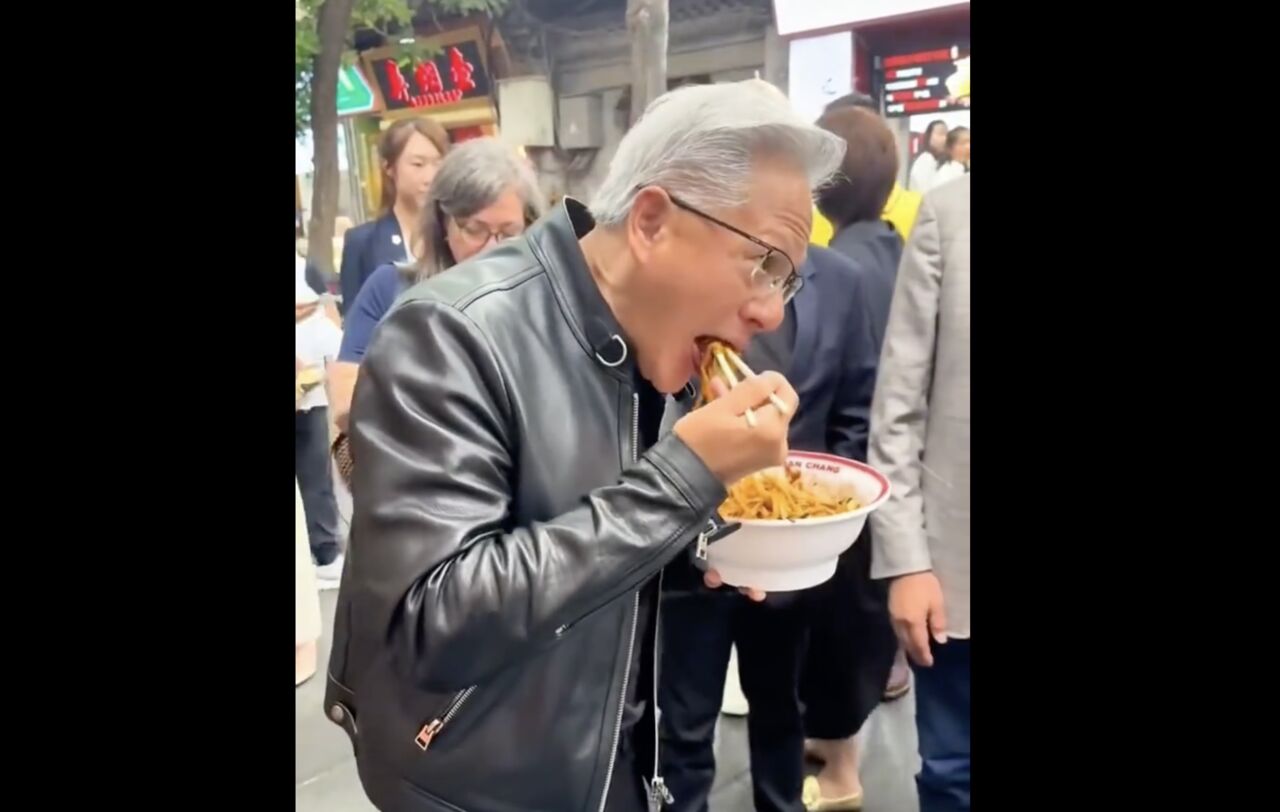 黃仁勳換回皮衣逛胡同吃炸醬麵 喝一口「傳統美食」豆汁兒眉頭一皺