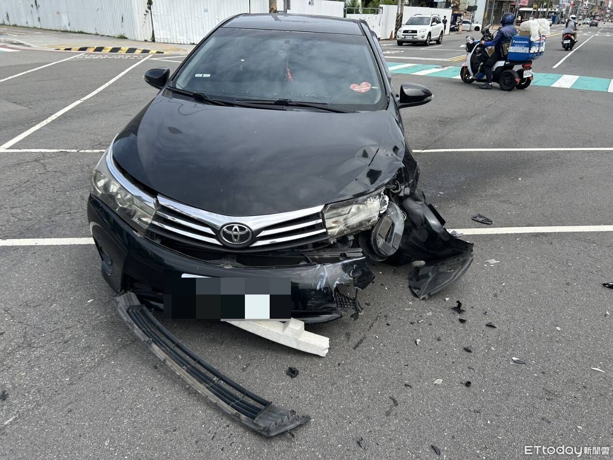 看考場遇車禍「左轉撞機車」騎士噴飛衝進超商 玻璃破大洞畫面曝