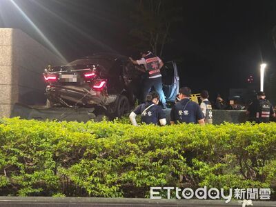 轎車「飛過人行道」撞高雄捷運站　女友還幫酒駕男頂罪