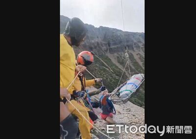 快訊/玉山主峰山難!山友失足墜百米身亡 直升機吊掛下山