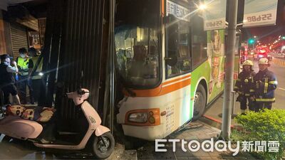 公車深夜衝進路邊騎樓！2乘客受傷　司機驚曝：連開12小時了