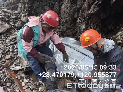 剛攻頂玉山主峰就出意外!陡坡運屍畫面曝 37歲男墜2百米深谷亡