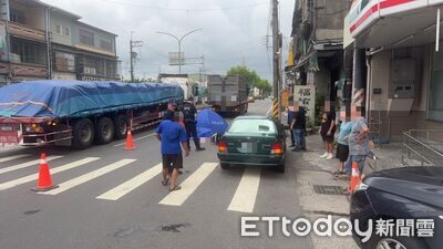 快訊／高雄大寮驚傳死亡車禍！女騎士遭大貨車輾過　當場慘死