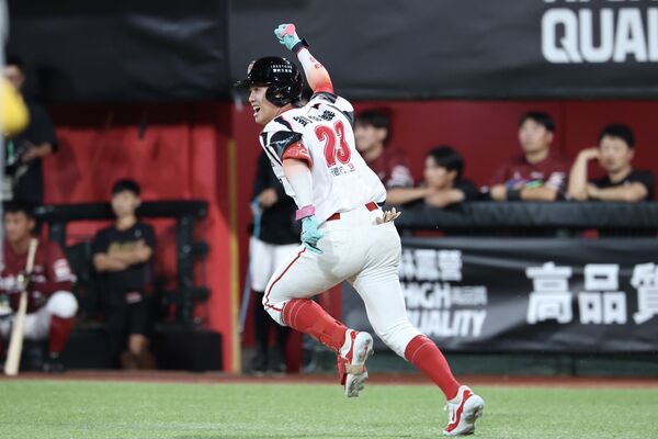 ▲劉俊緯不僅成為勝利英雄，也讓總教練葉君璋大讚是能替球隊「咬住」戰局、帶動全隊氣氛的關鍵型球員。       （圖／味全龍提供）