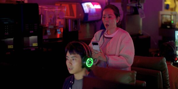 ▲公視學生劇展《開始》，女星況明潔（後）飾演阿嬤，拜師林書函（前）飾演電競高手「書瑋」。（圖／公視提供）