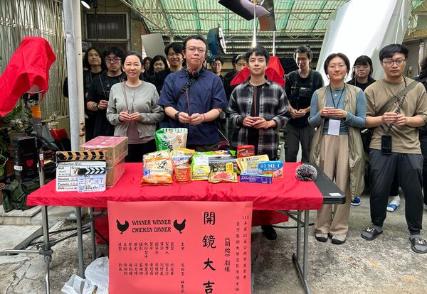 ▲公視學生劇展《開始》，女星況明潔（後）飾演阿嬤，拜師林書函（前）飾演電競高手「書瑋」。（圖／公視提供）