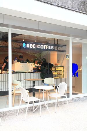 ▲▼REC COFFEE Taiwan台北敦化店。（圖／部落客UPSSMILE向上的微笑萍子 旅食設影授權提供）