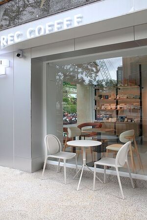 ▲▼REC COFFEE Taiwan台北敦化店。（圖／部落客UPSSMILE向上的微笑萍子 旅食設影授權提供）