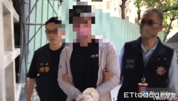 ▲▼孫安佐測試自製噴火槍，遭警方拘提帶回，雙手上銬到案畫面曝光。（圖／記者邱中岳翻攝）