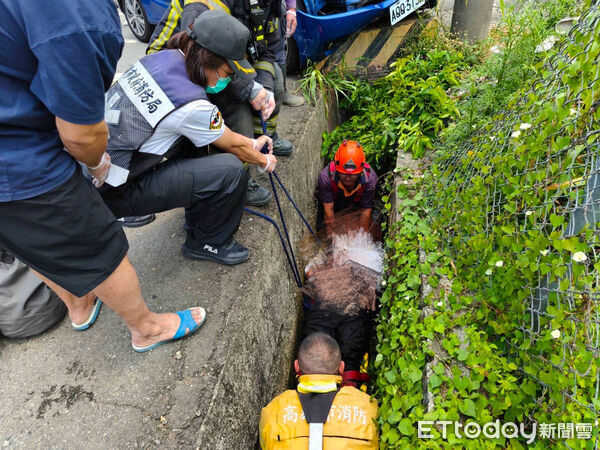 ▲▼一名謝姓外送員送餐途中，騎車行經阿蓮區中正路一處路口時，與林姓男子駕駛的自小客車相撞，隨即連人帶車被撞飛，跌落路旁狹窄的排水溝內，動彈不得。（圖／記者吳世龍翻攝）