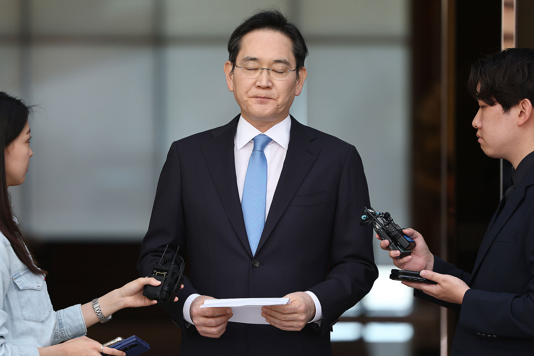 ▲▼針對罷工事態，三星電子會長李在鎔16日下午彎腰致歉，朗讀聲明稿。（圖／VCG）