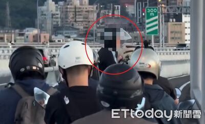 機車上淡江大橋男「悠閒龜速看夕陽」整排騎士譙翻 恐罰3萬6