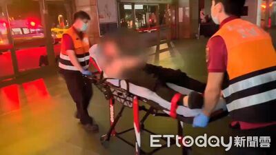 北車台鐵車廂內男子僅穿內褲情緒不穩　遭警強制送醫
