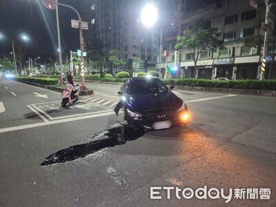 又是毒駕！高雄轎車猛撞分隔島輪胎噴飛　駕駛語無倫次被上銬
