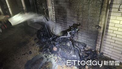 基隆民宅前凌晨火燒車!機車燒成骨架 消防緊急撲滅