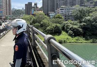 碧潭又傳墜橋落水!警消下游攔沙壩救命危婦 送醫恢復心跳