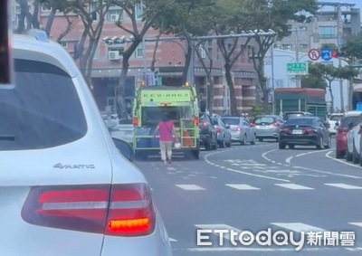 時間管理大師！台南女駕駛竟紅燈下車追垃圾車　丟完返回鬼切離場
