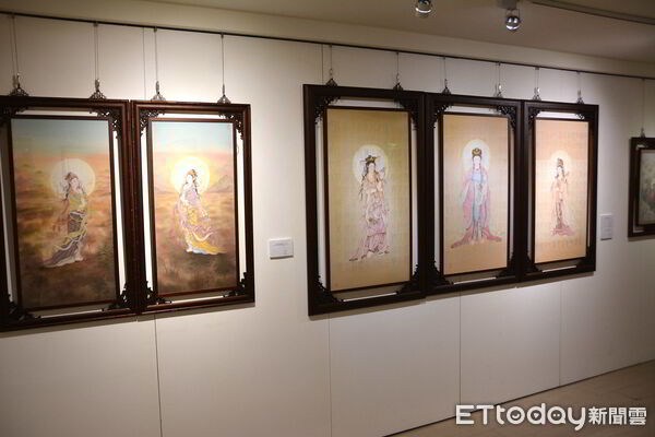 ▲藝術家張德怡老師13年來第3度在佛光山南台別院展出，偕同11位學生推出「八相成道－焰網莊嚴妙吉祥」佛畫展。（記者林東良翻攝，下同）