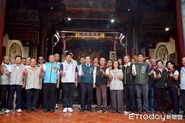 ▲府城四大月老會旗交接儀式16日舉行，在台南市副市長姜淋煌見證下，由祀典大天后宮交接予今年主辦廟宇祀典武廟與大觀音亭祀典興濟宮。（記者林東良翻攝，下同）