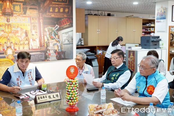 ▲府城四大月老會旗交接儀式16日舉行，在台南市副市長姜淋煌見證下，由祀典大天后宮交接予今年主辦廟宇祀典武廟與大觀音亭祀典興濟宮。（記者林東良翻攝，下同）