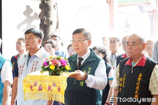 ▲府城四大月老會旗交接儀式16日舉行，在台南市副市長姜淋煌見證下，由祀典大天后宮交接予今年主辦廟宇祀典武廟與大觀音亭祀典興濟宮。（記者林東良翻攝，下同）