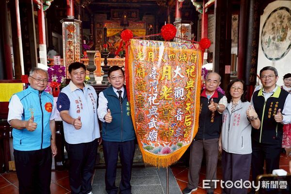 ▲府城四大月老會旗交接儀式16日舉行，在台南市副市長姜淋煌見證下，由祀典大天后宮交接予今年主辦廟宇祀典武廟與大觀音亭祀典興濟宮。（記者林東良翻攝，下同）
