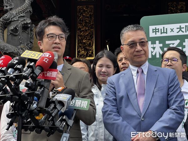 ▲▼沈伯洋拜廟。（圖／記者杜冠霖攝）