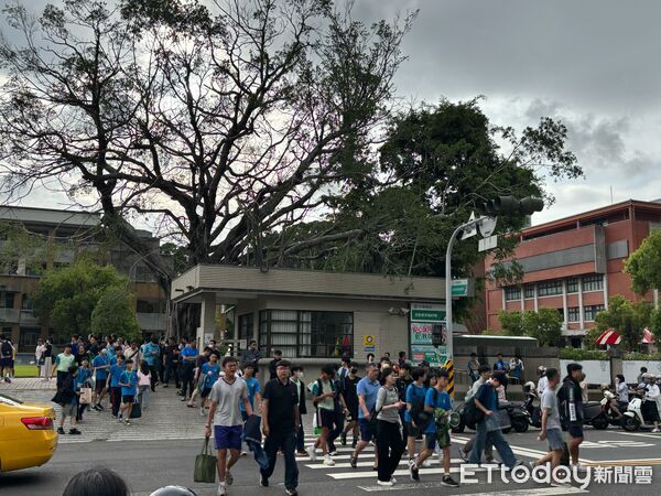 ▲2026年國中教育會考16日登場，台南市長黃偉哲前往台南考區試務會了解試務工作並慰勞工作人員。（記者林東良翻攝，下同）