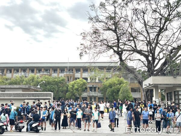 ▲2026年國中教育會考16日登場，台南市長黃偉哲前往台南考區試務會了解試務工作並慰勞工作人員。（記者林東良翻攝，下同）