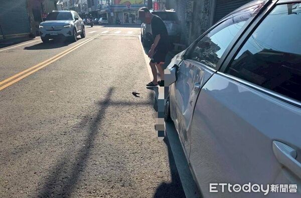 ▲休旅車不明原因向右偏，踫撞路邊停車及行人。（圖／楊梅警分局提供）