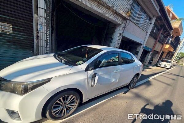 ▲路邊停車被撞凹陷，左後視鏡毀損。（圖／楊梅警分局提供）
